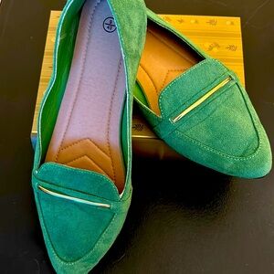 Great pair of Kelly green flats. Gold accent bar across toe. Size 9